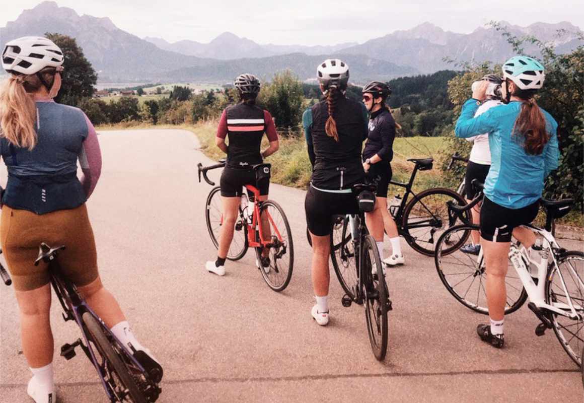 Frauen mit Rennrad machen Pause