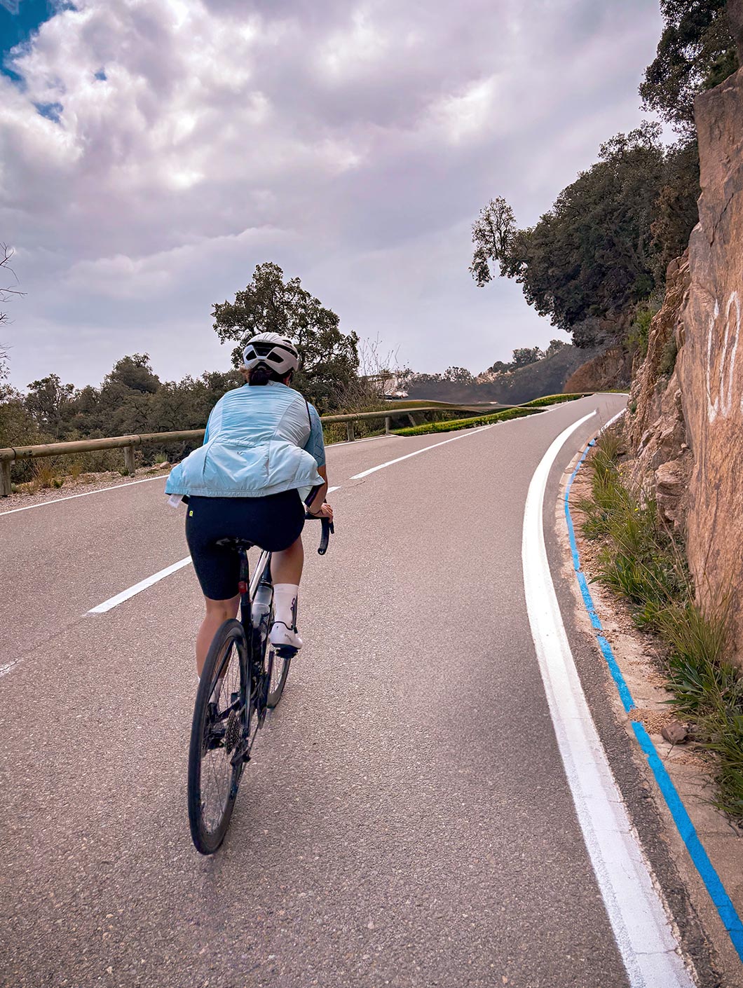 Frau fährt auf Straße
