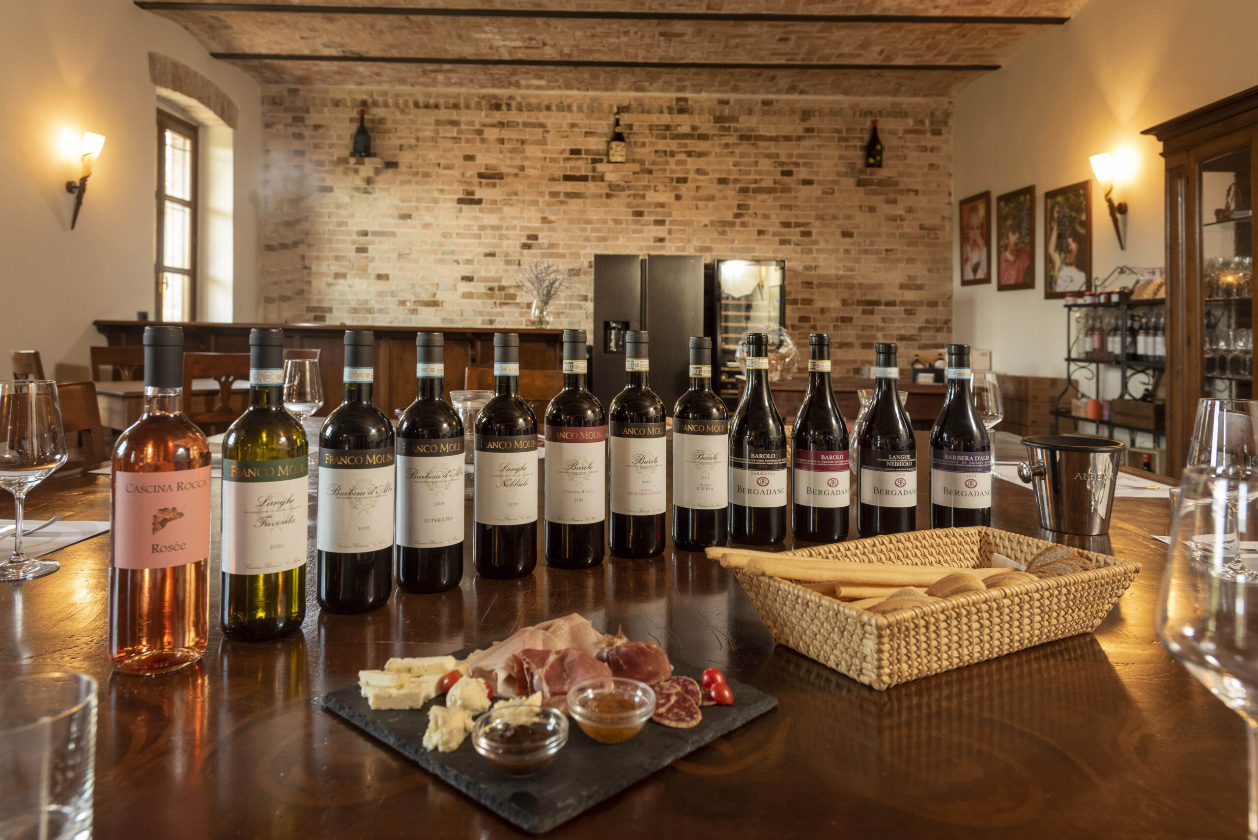 Weinflaschen in Weinkeller